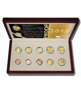 BE Grèce 2013 -  
Description:
Coffret composé des 8 pièces de 1cent à 2€ du millésime 2013 en qualité belle épreuve ainsi que l
