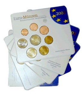 BU Allemagne 2002 -  

Lot de 5 coffrets annuels comprenant les 8 pièces de 1 cent à 2 Euros au millésime 2002.

Tirage: 135 000